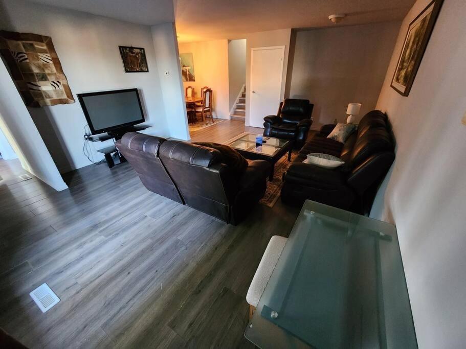 Entire 3 Bedroom House In Elliot Lake Esterno foto