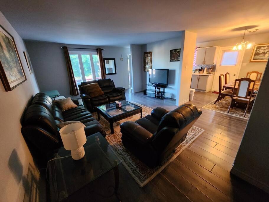 Entire 3 Bedroom House In Elliot Lake Esterno foto